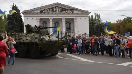 В Мариуполе провели парад военной техники