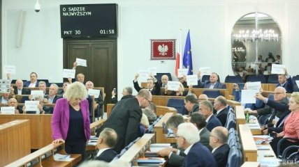 Сенат Польши одобрил судебную реформу, несмотря на протесты