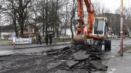 Вместо ремонта дороги на Закарпатье раскопали старую дорогу из брусчатки