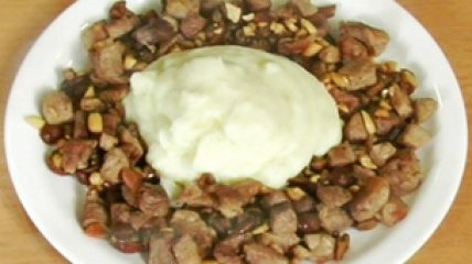 Скоблянка из свинины с арахисом