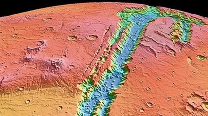 НАСА показали фото водяного потока в долине Маринера на Марсе