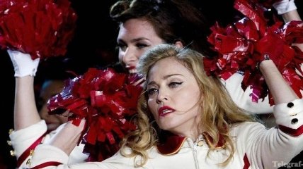 Мадонна опозорилась на сцене во время концерта (Видео)