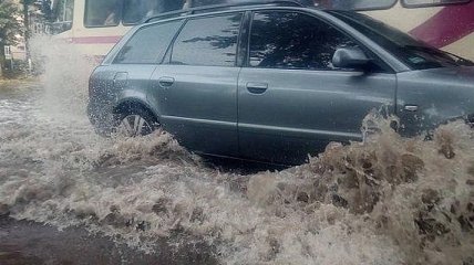 В Черновцах из-за сильного дождя затоплены десятки улиц (Видео)