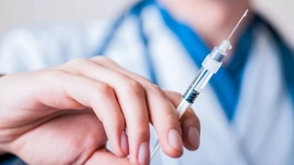 Вакцинація в Україні стане обов'язковою для освітян та держслужбовців