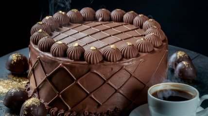 Цей шоколадний торт робиться за лічені хвилини  (зображення створено за допомогою ШІ)