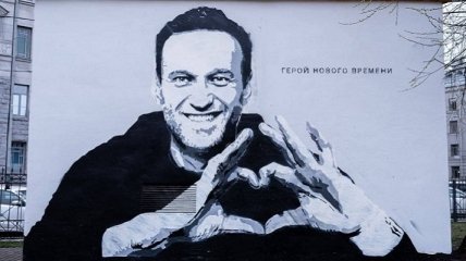 В Питере граффити "Герой нового времени" с Навальным зарисовали за считанные часы (фото)
