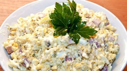 Рецепт дня: салат с ветчиной, солеными огурцами, яйцами и сыром