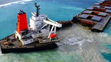 Кораблекрушение у берегов Маврикия: власти страны "выставили счет" Японии 