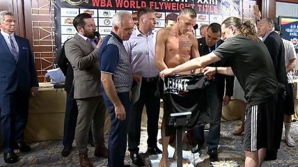 Боксер разделся догола перед известным ринг-анонсером Майклом Баффером в Киеве
