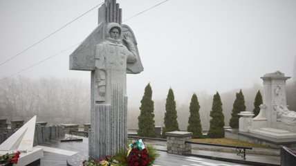 Памятник Каденюку на кладбище в Киеве вызвал неоднозначную реакцию украинцев