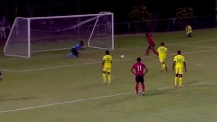 В отборе на ЧМ-2022 вратарь совершил героический сейв, чтобы затем оконфузиться (видео)
