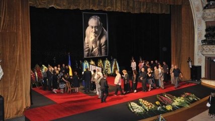 Завершилась церемония почтения памяти Богдана Ступки