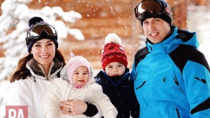 Дети Кейт Миддлтон принц Джордж и принцесса Шарлотта впервые играют в снегу. Фото