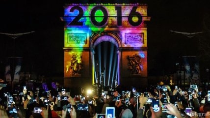 Во Франции Новый год встретили без салютов 