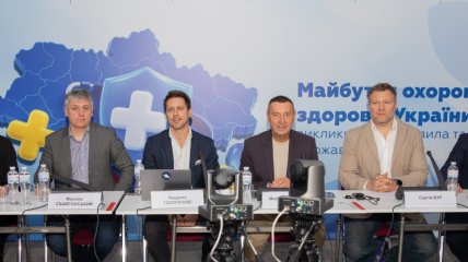 Учасники круглого столу «Майбутнє охорони здоров’я України: виклики, рівні правила та діалог держави і бізнесу» під час дискусії.