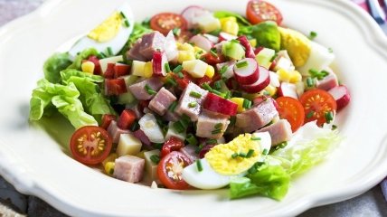 Прекрасный салат, который можно приготовить из остатков продуктов и накормить целую семью