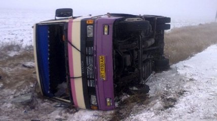 Автобус с 24 пассажирами перевернулся на Херсонщине
