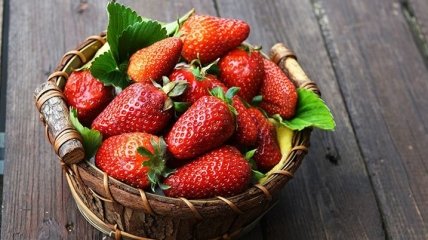 Названы фрукты и ягоды, которые вызывают опасные заболевания