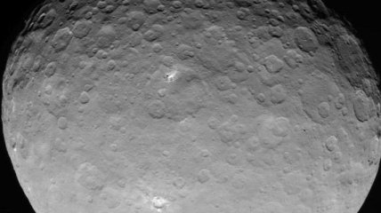 НАСА показало загадочные пятна на Церере 