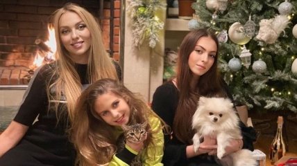 Оля Полякова с дочками сходила на ледовый каток (фото, видео)