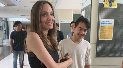 Анджелина Джоли провела сына в университет: трогательное видео