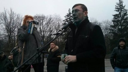 Юрия и Ирину Луценко облили зеленкой на харьковском Евромайдане