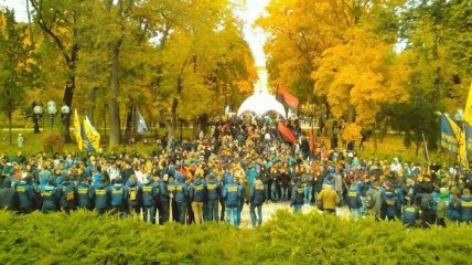 Участники "Марша Славы Героев" двигаются по Хрещатику 