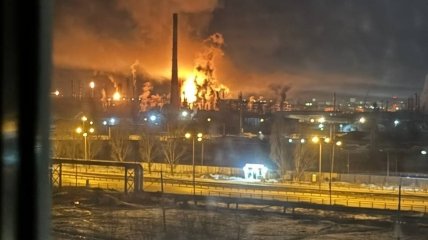 На підбитому безпілотниками російському заводі вирує сильна пожежа