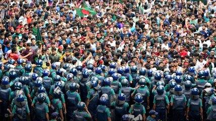Кровавые протесты прошли в Бангладеш: более 170 человек погибли в столкновениях с полицией (видео)