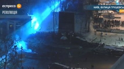 На Грушевского правоохранители включили два мощных пожекторы