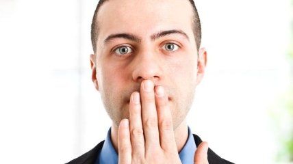 В чем причина неприятного запаха изо рта?