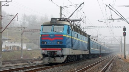 Поезд в Новоукраинке протаранил Chevrolet с мужчиной внутри