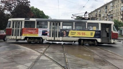 В Харькове трамвай сошел с рельс и протаранил легковушку (Фото)