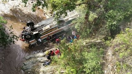 В Гватемале автобус со студентами сорвался с обрыва, есть погибшие 