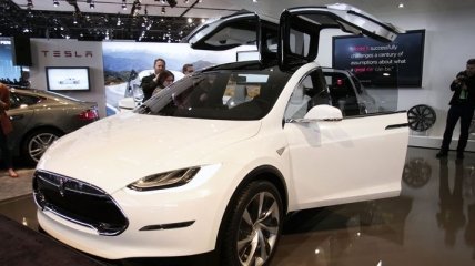 Tesla отзывает 11 тысяч электрокаров Model X