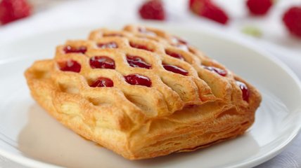 Слойки с вишней