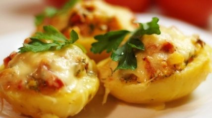 Рецепт дня: фаршированный картофель с помидорами, курицей и сыром