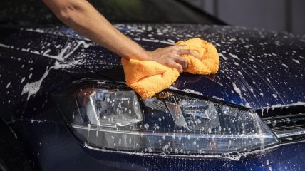Є кілька важливих правил, як мити машину влітку без шкоди