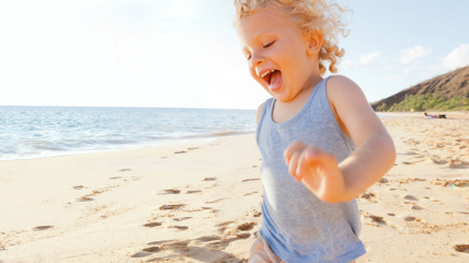 Если ребенок съел песок: что делать родителям