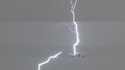 Оператор случайно снял на видео попадание молнии в пассажирский самолет (Видео)