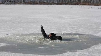 Под Харьковом спасатели вытащили мужчину из ледяной ловушки 