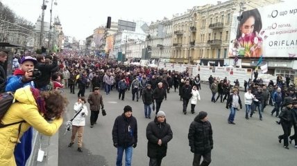 Митингующие снесли металлические щиты на Майдане, милиция отступила