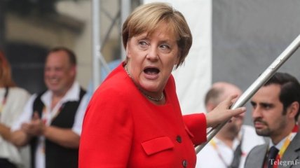 Меркель во время выступления забросали помидорами