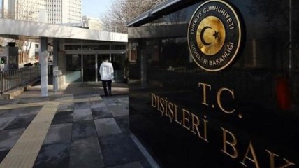 Турция и Нидерланды заблокировали входы в дипломатические здания