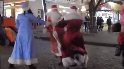 Не поделили территорию: в центре Одессы подрались Деды Морозы (Видео)