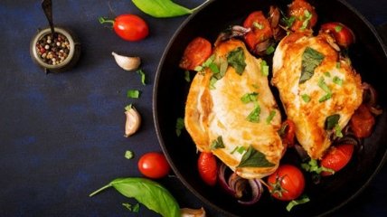 Рецепт дня: куриное филе в духовке с сыром и помидорами