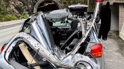Огромный валун рухнул на машину в тоннеле, водитель чудом остался жив (фото)