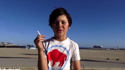Эксперимент: 9-летний мальчик просит на улице подкурить (ВИДЕО)