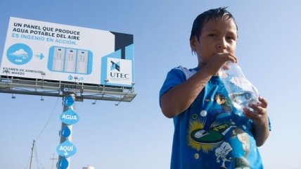 Рекламный щит, создающий питьевую воду из воздуха (Видео)