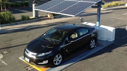 В США строят бесплатные солнечные зарядные станции для электрокаров